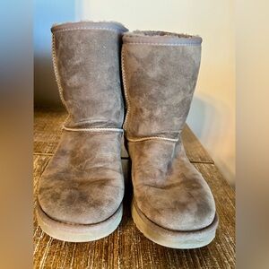 Great condition! UGG Classic Short boots in Gray. Women’s size 9.
